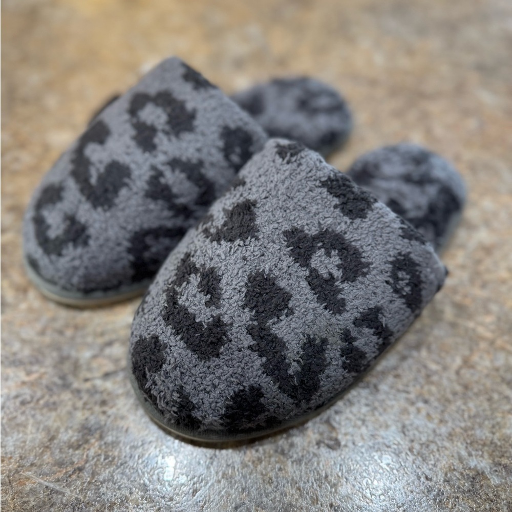 New Barefoot Dreams Girls CozyChic Leopard Slippers – Size Small (12/1y)